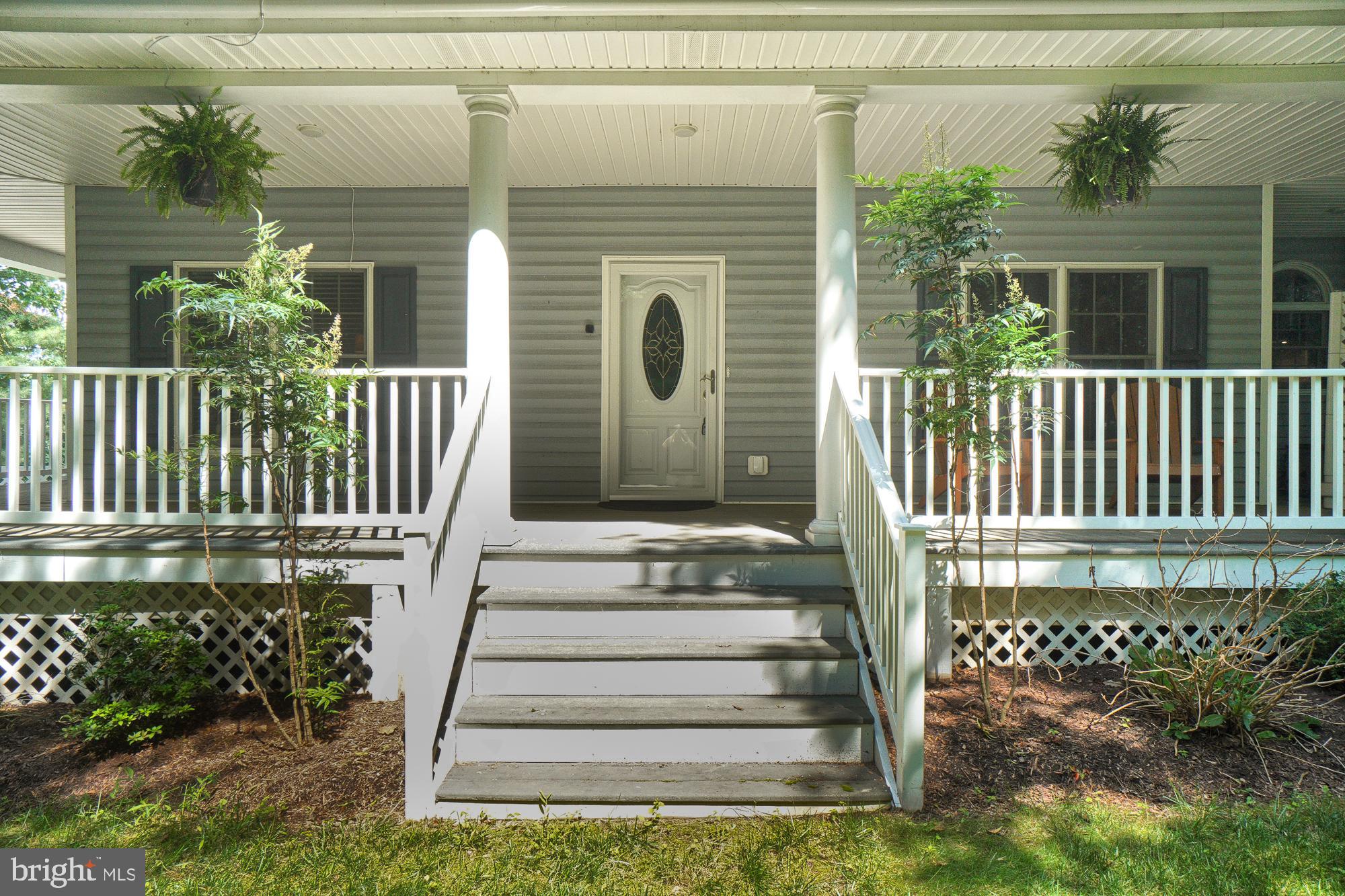 9836 Watkins Road Gaithersburg, MD 20882 - Photo 4 of 70 Charming front door