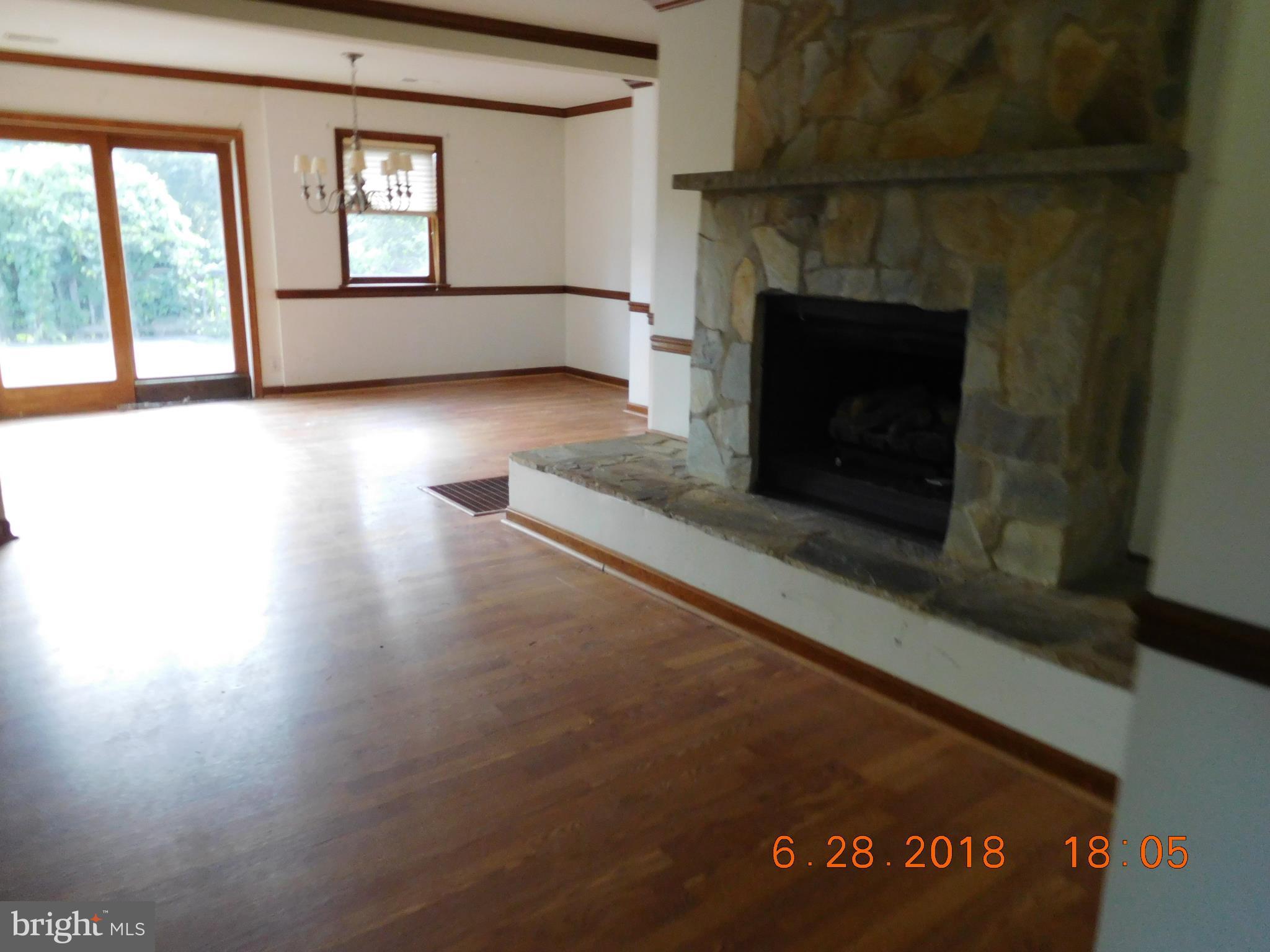 4041 Midland Road Midland, VA 22728 - Photo 4 of 11 Living Room