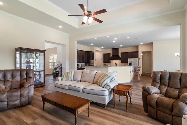 $750,000 | 305 Champions Court, El Campo, TX 77437