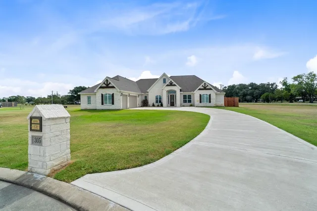 $750,000 | 305 Champions Court, El Campo, TX 77437