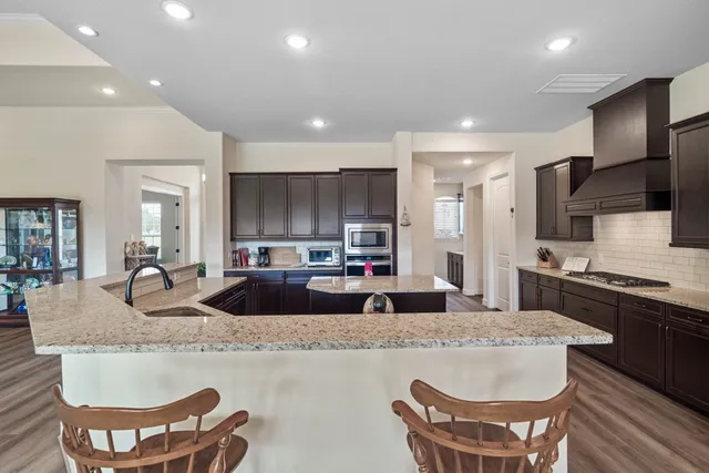 $750,000 | 305 Champions Court, El Campo, TX 77437