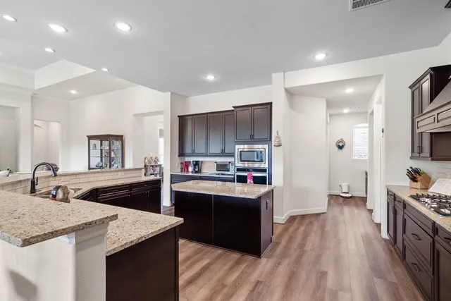 $750,000 | 305 Champions Court, El Campo, TX 77437