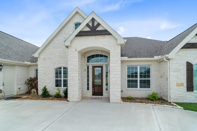 $750,000 | 305 Champions Court, El Campo, TX 77437