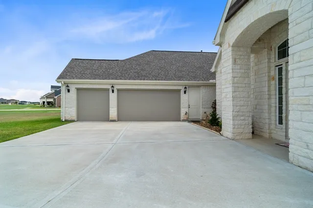 $750,000 | 305 Champions Court, El Campo, TX 77437