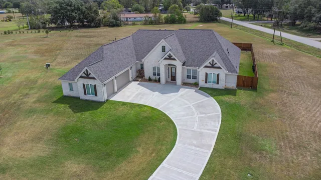 $750,000 | 305 Champions Court, El Campo, TX 77437