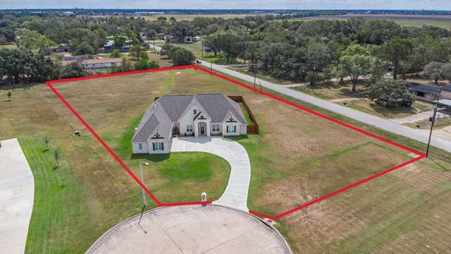 $750,000 | 305 Champions Court, El Campo, TX 77437