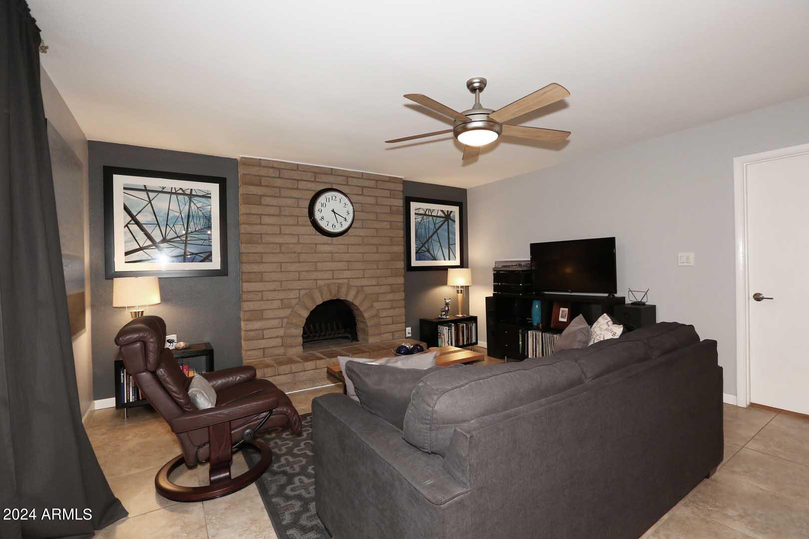 2415 West Redfield Road Phoenix, AZ 85023 - Photo 23 of 71 Family Room2