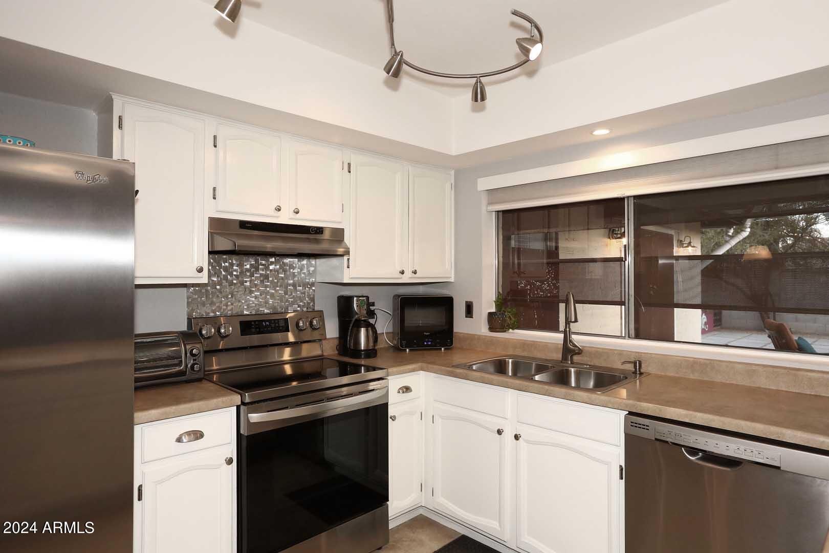 2415 West Redfield Road Phoenix, AZ 85023 - Photo 27 of 71 Kitchen-Range