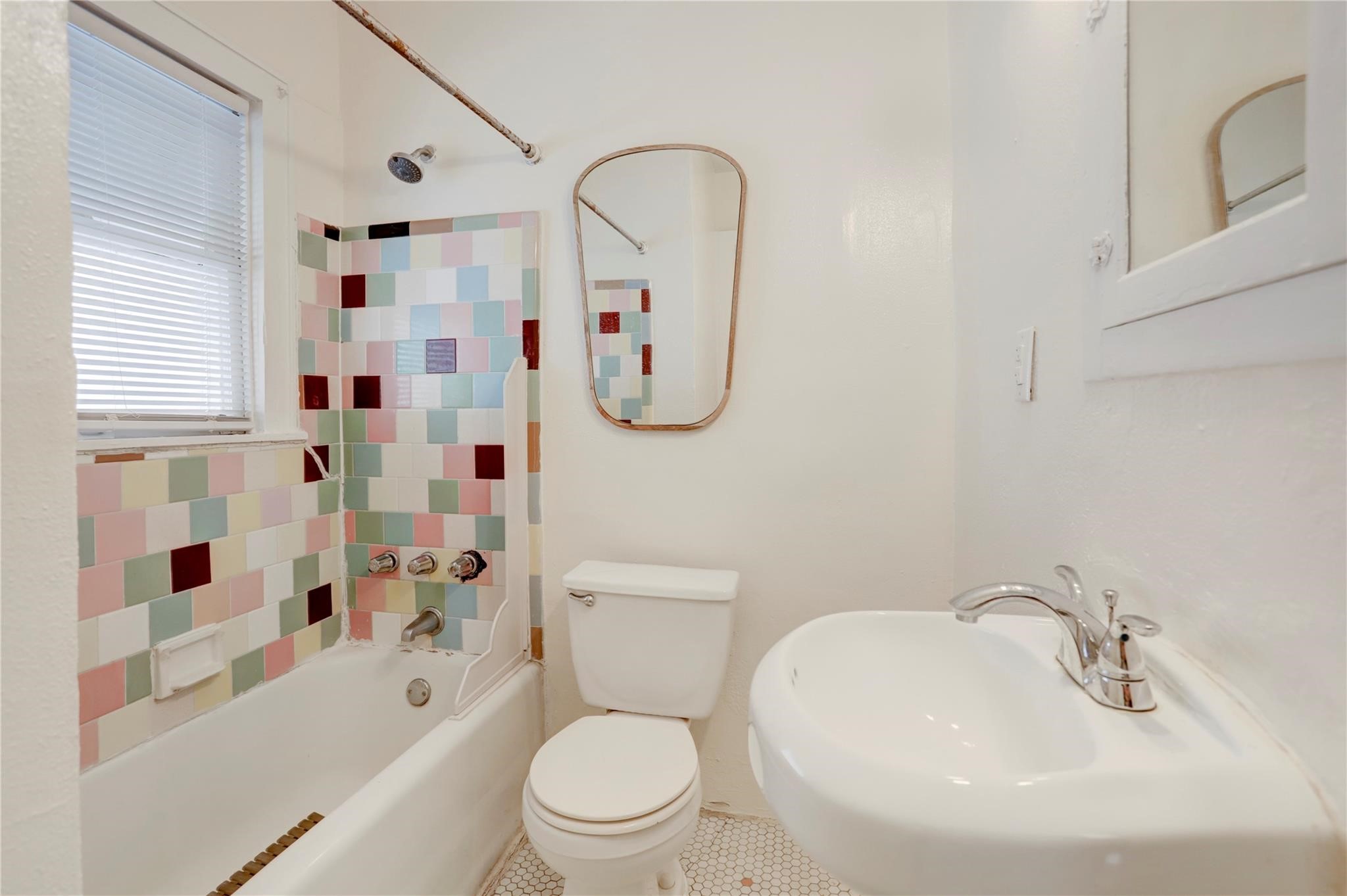 607 West Pierce Street Houston, TX 77019 - Photo 14 of 20 a bathroom with a sink toilet and shower