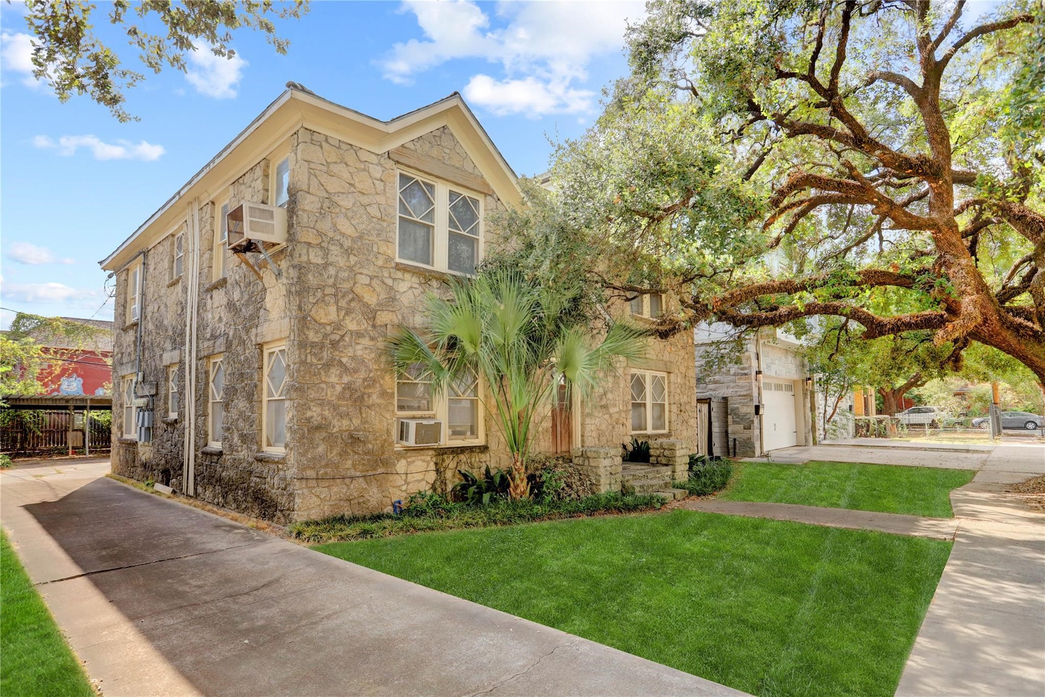 607 West Pierce Street Houston, TX 77019 - Photo 15 of 20 a front view of a house with garden