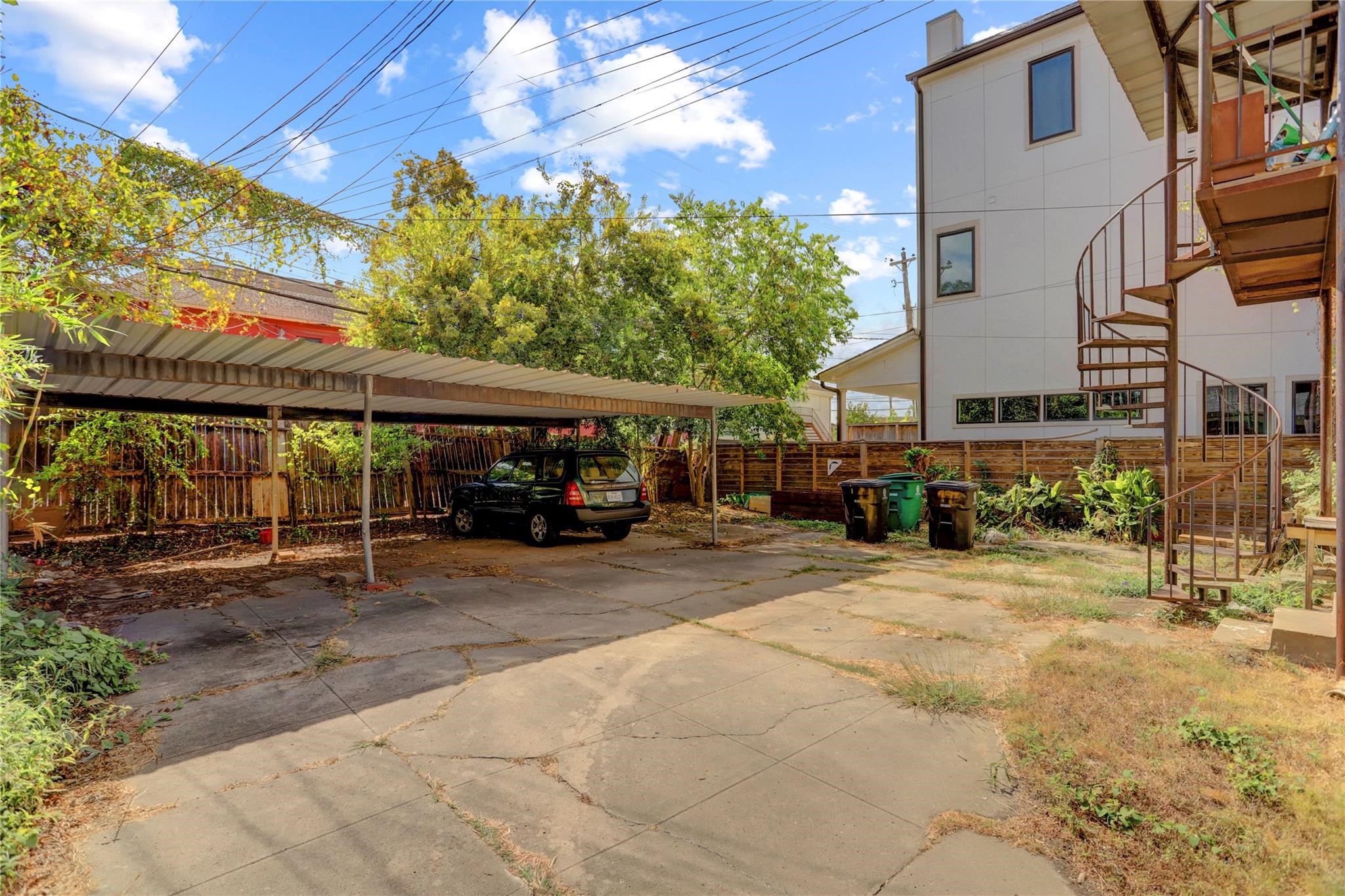 607 West Pierce Street Houston, TX 77019 - Photo 16 of 20 a view of a building with sitting area