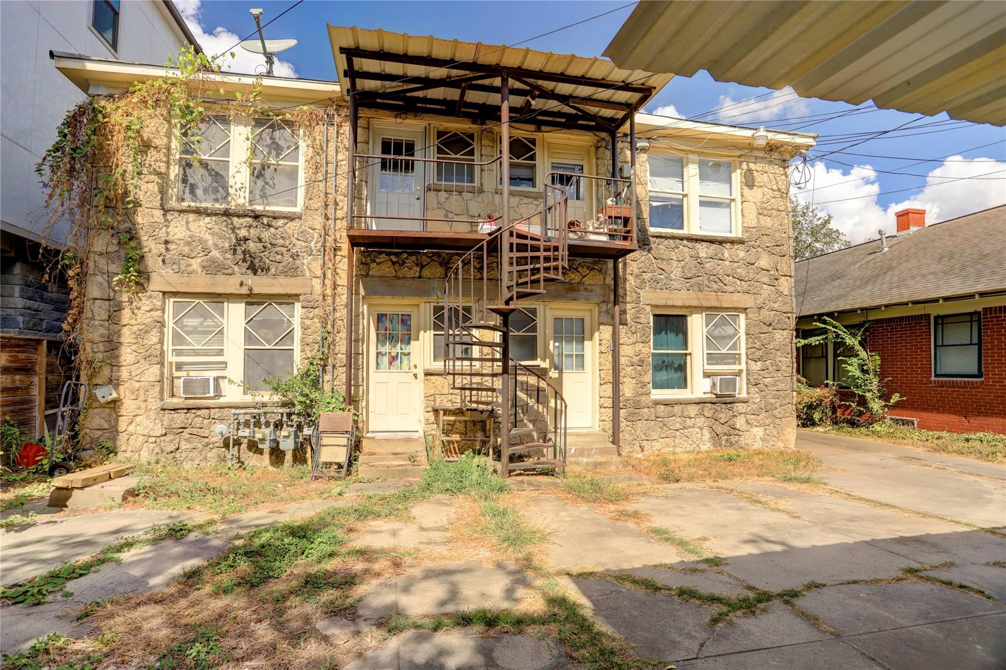 607 West Pierce Street Houston, TX 77019 - Photo 17 of 20 a view of a building with a patio