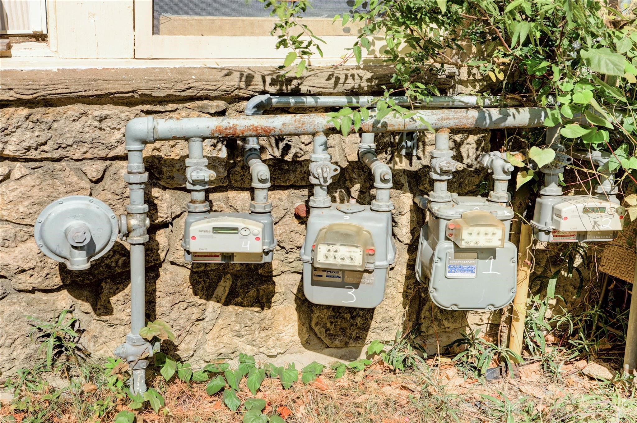 607 West Pierce Street Houston, TX 77019 - Photo 19 of 20 a picture of a bathroom with a sink and mirror
