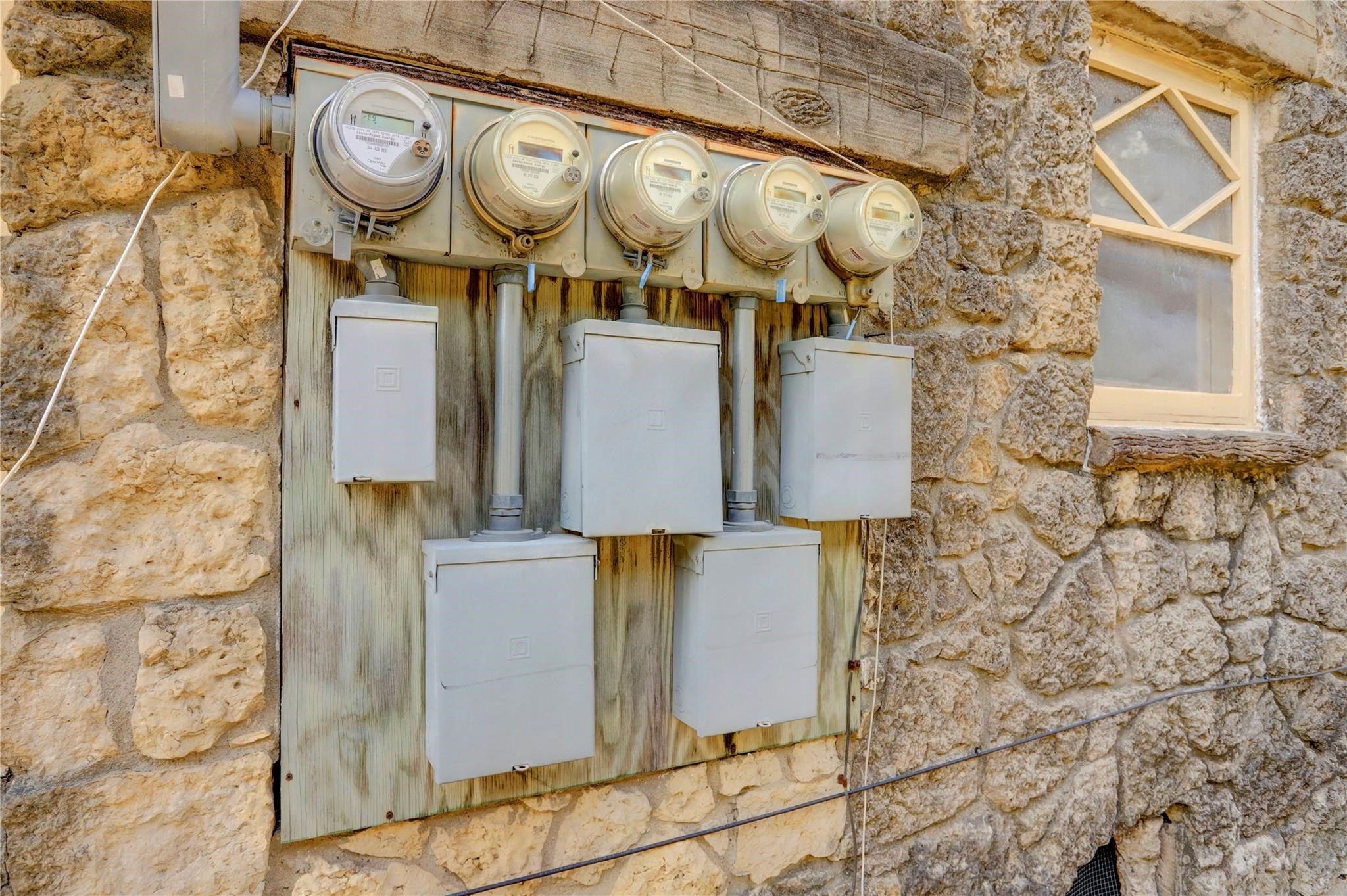 607 West Pierce Street Houston, TX 77019 - Photo 20 of 20 a sign on the wall of a building