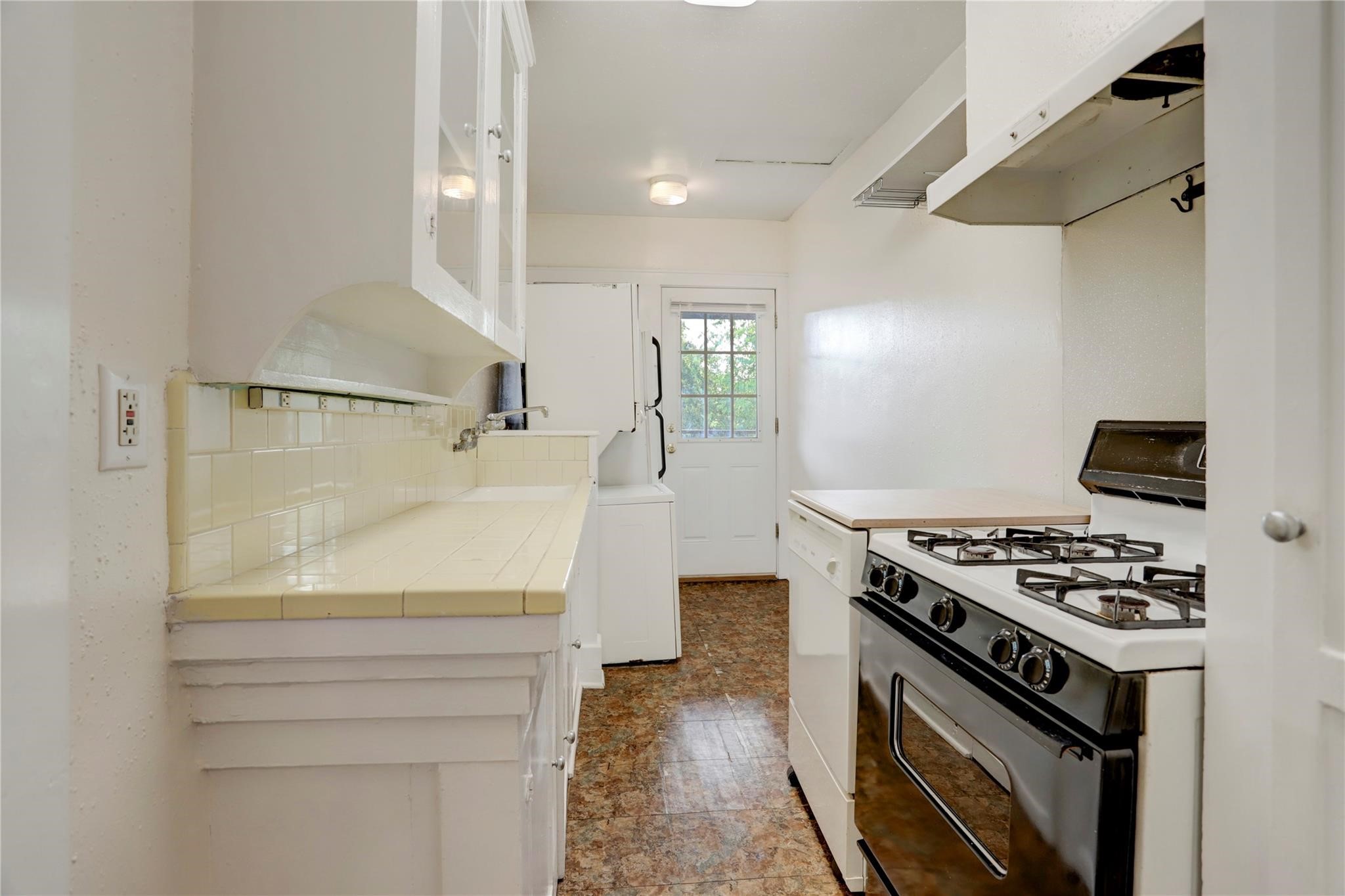 607 West Pierce Street Houston, TX 77019 - Photo 9 of 20 a kitchen with white cabinets and white appliances