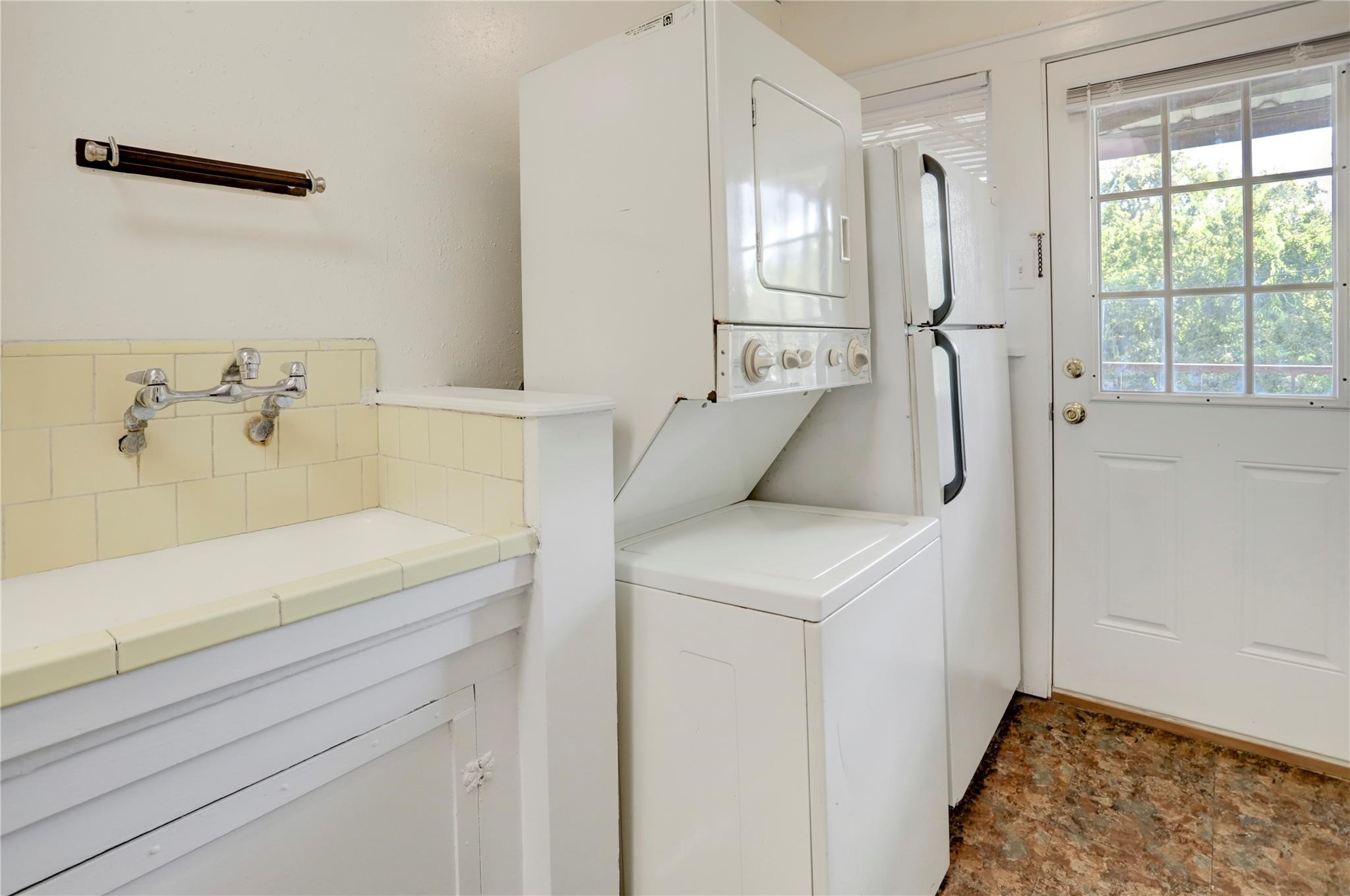 607 West Pierce Street Houston, TX 77019 - Photo 10 of 20 a utility room with faucet washer and dryer