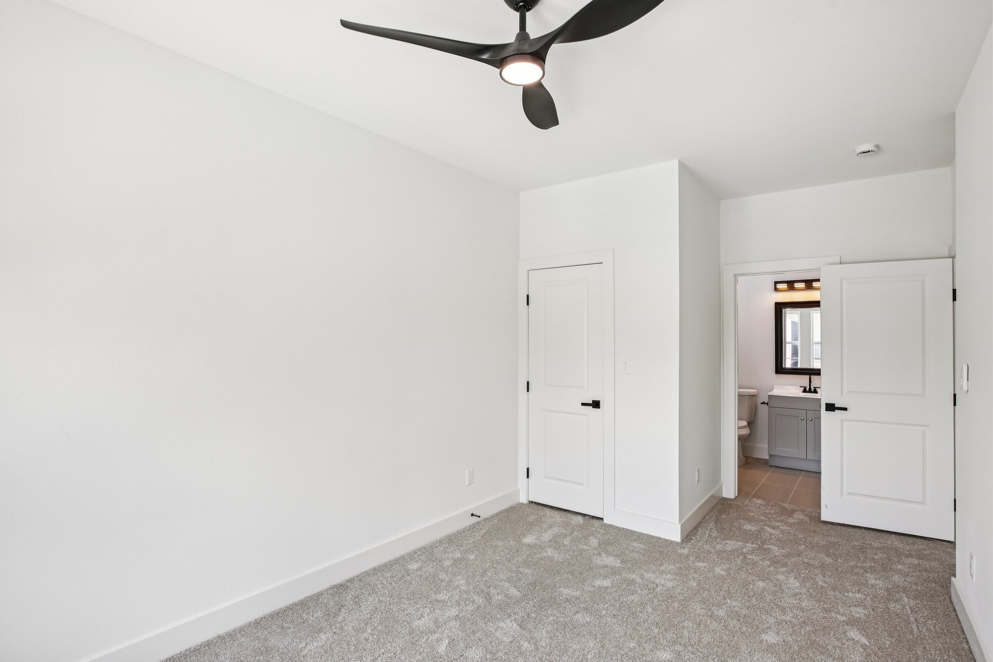 6737 Liverpool Street Houston, TX 77021 - Photo 19 of 27 a view of a room with closet