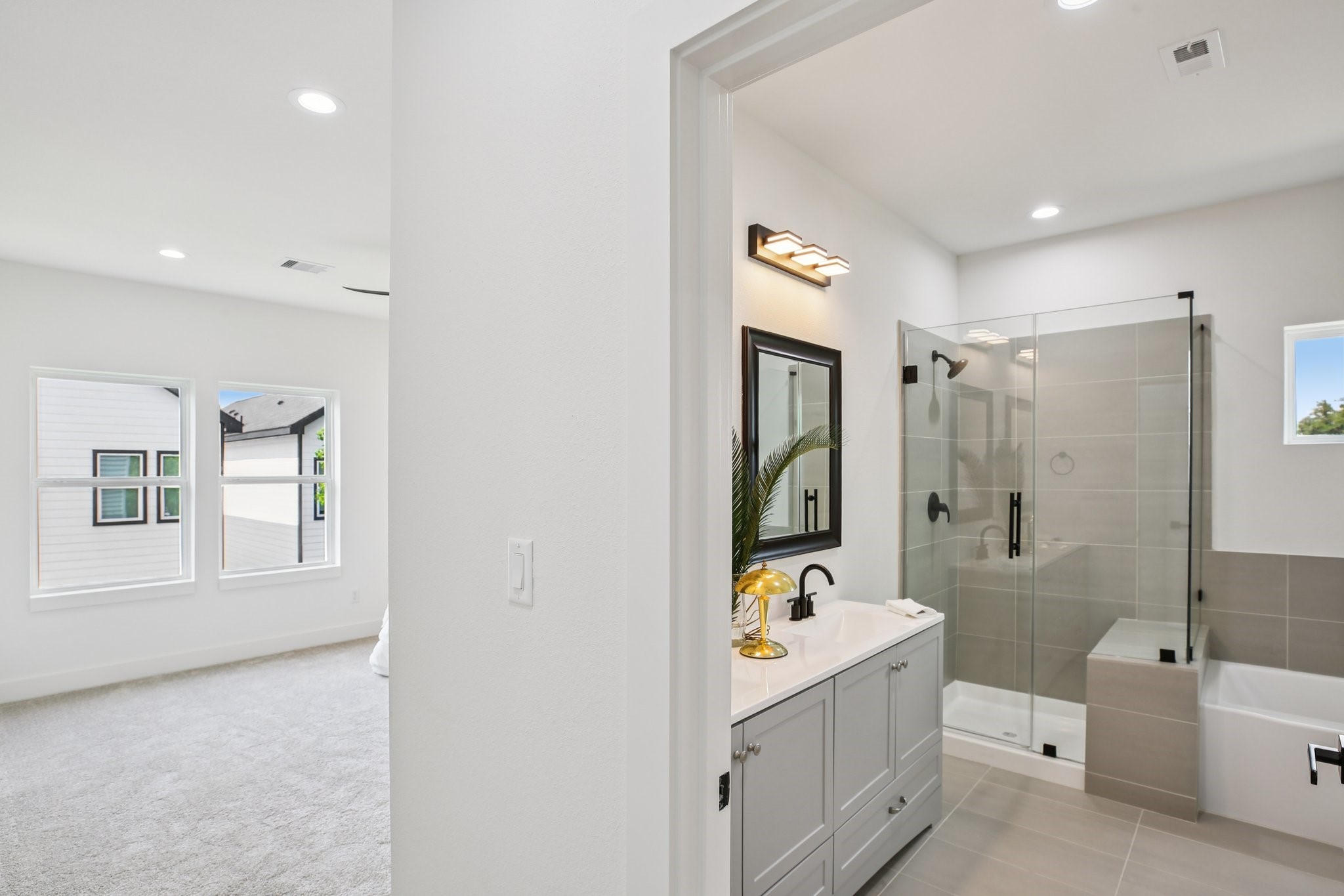 6737 Liverpool Street Houston, TX 77021 - Photo 21 of 27 a bathroom with a tub sink and mirror