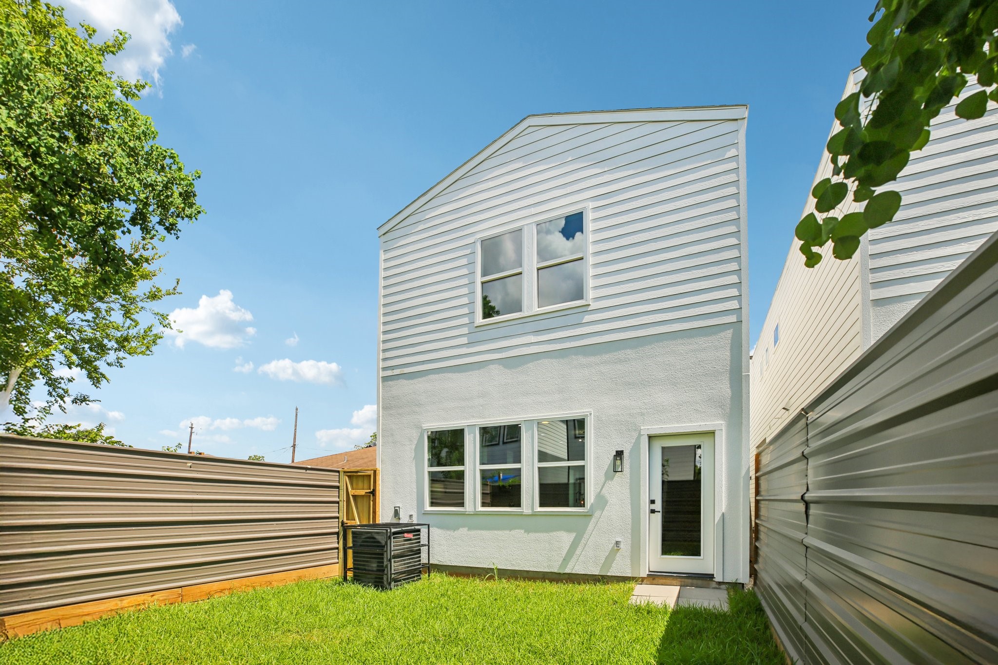 6737 Liverpool Street Houston, TX 77021 - Photo 26 of 27 a front view of a house with a garden