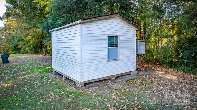 a view of a small house and yard with green space