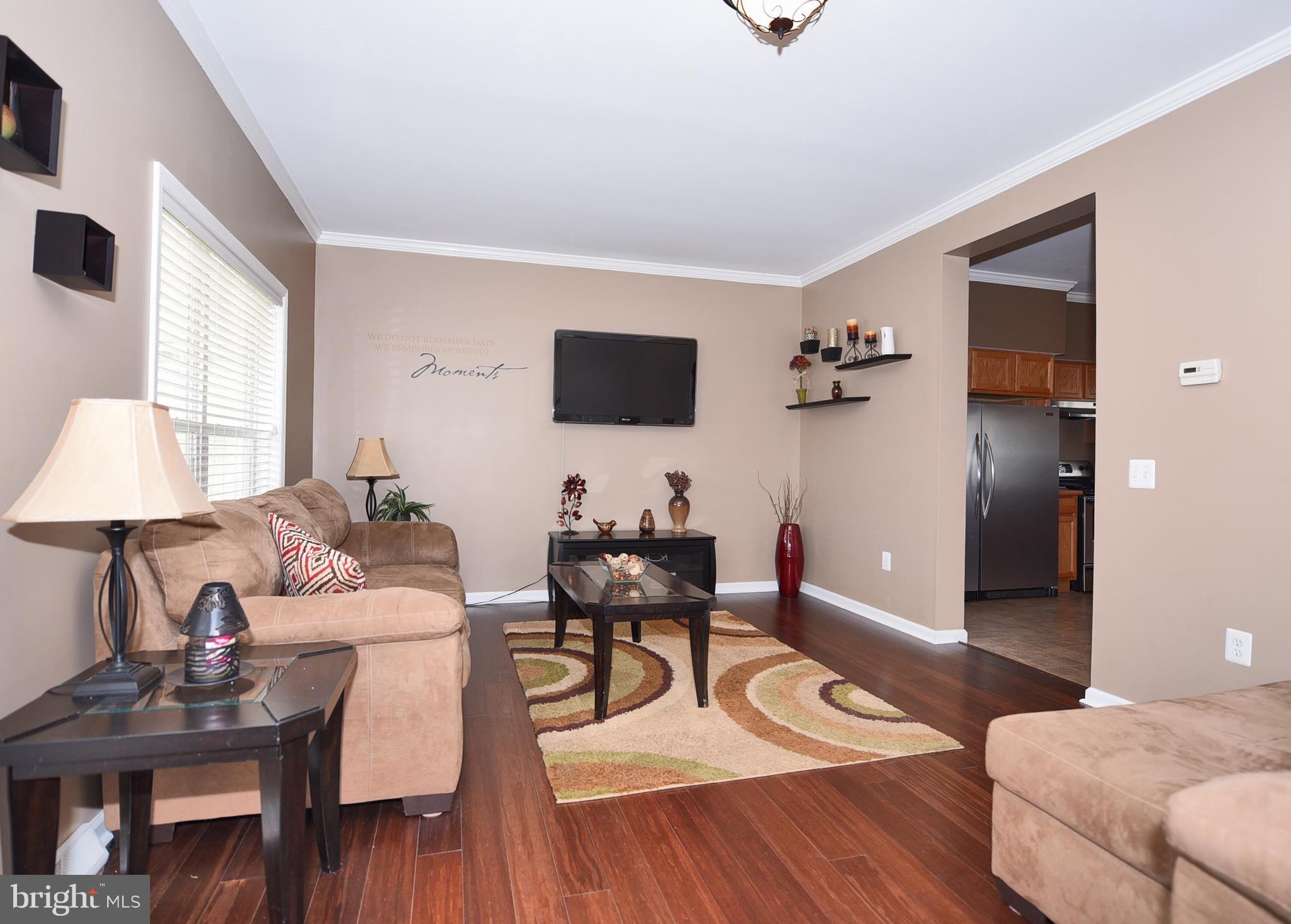 323 Maple Avenue Baltimore, MD 21221 - Photo 4 of 30 Living Room