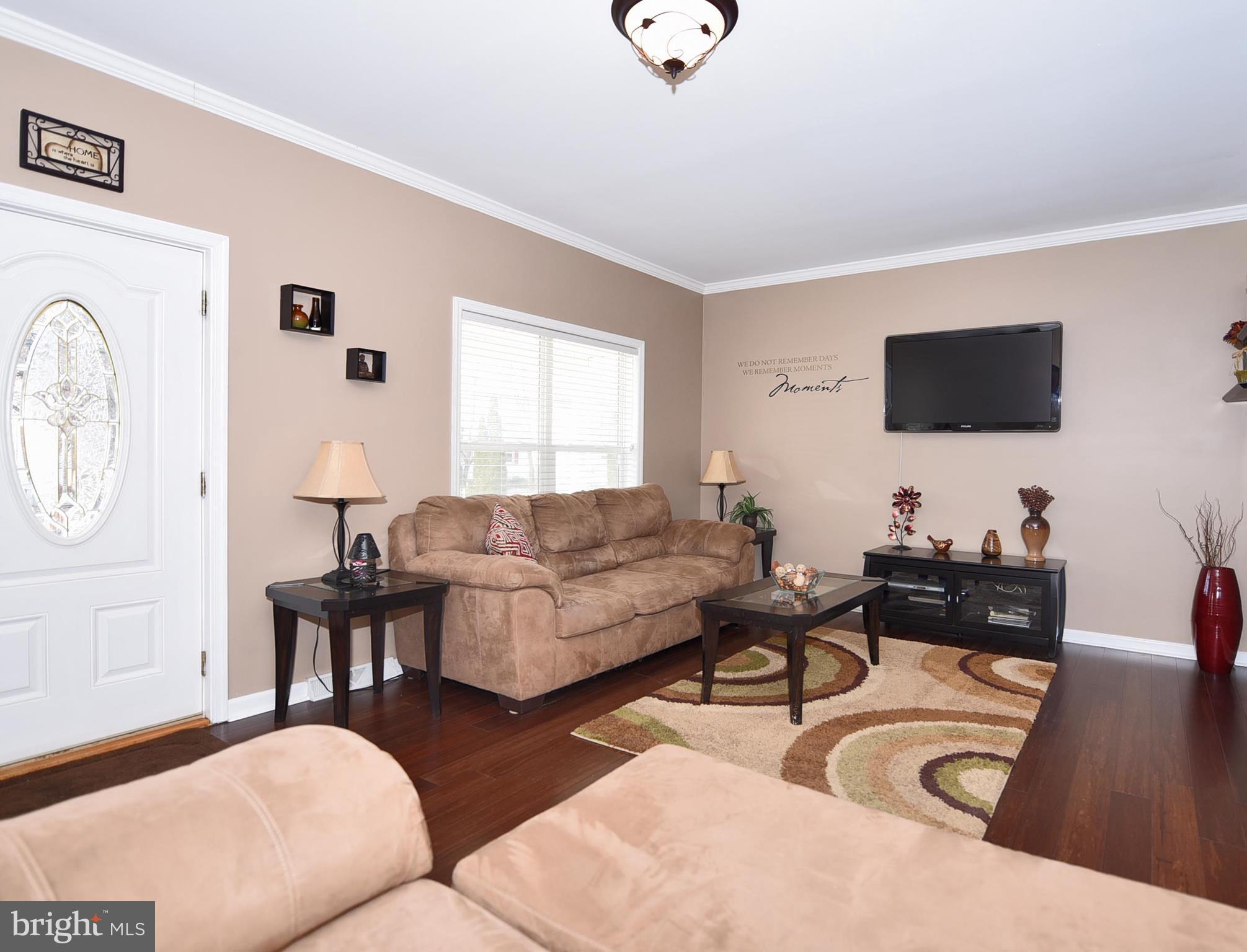 323 Maple Avenue Baltimore, MD 21221 - Photo 7 of 30 Living Room