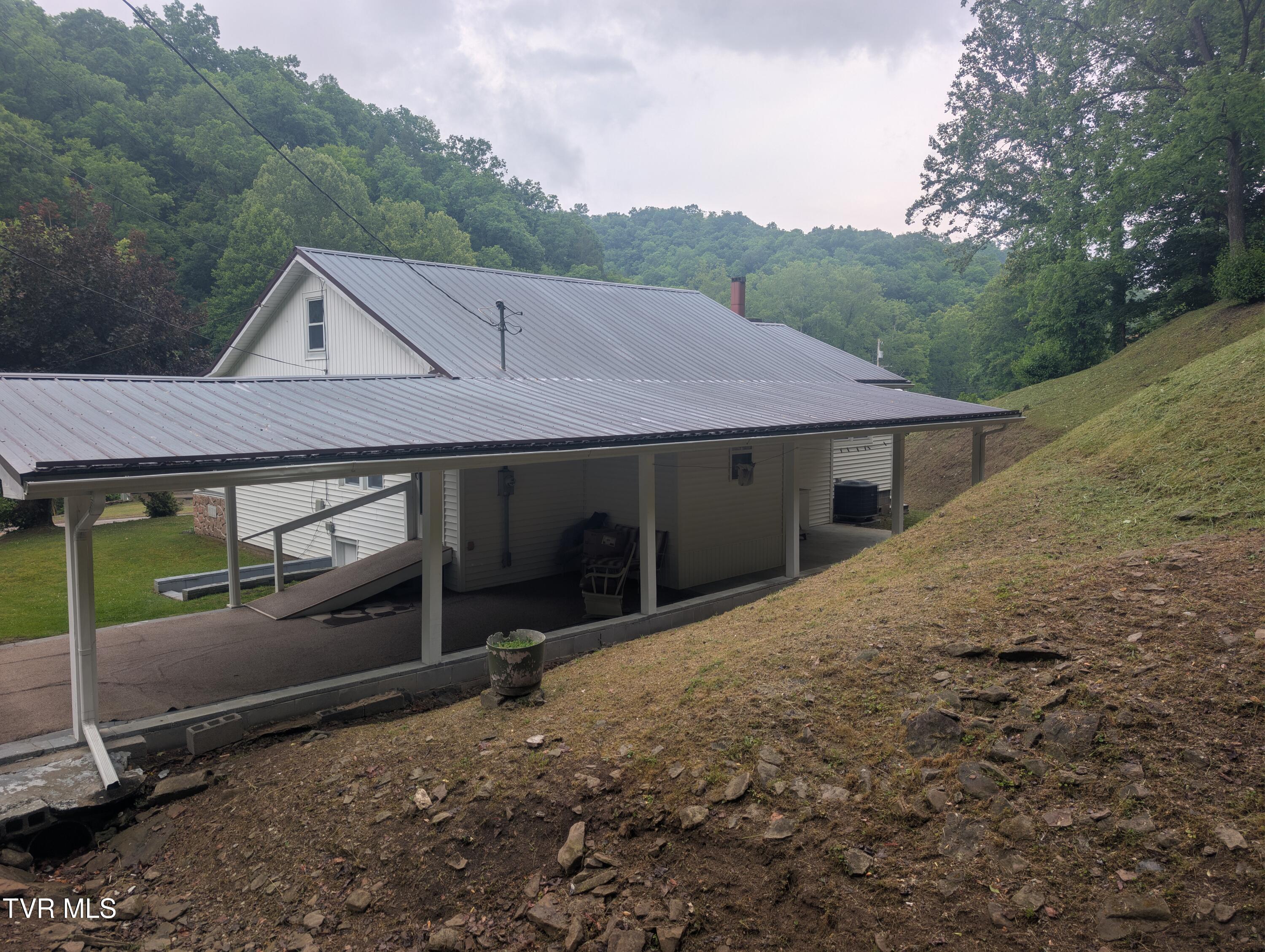 9912 Sandlick Road Bee, VA 24217 - Photo 5 of 26 PXL_20260521_224228752
