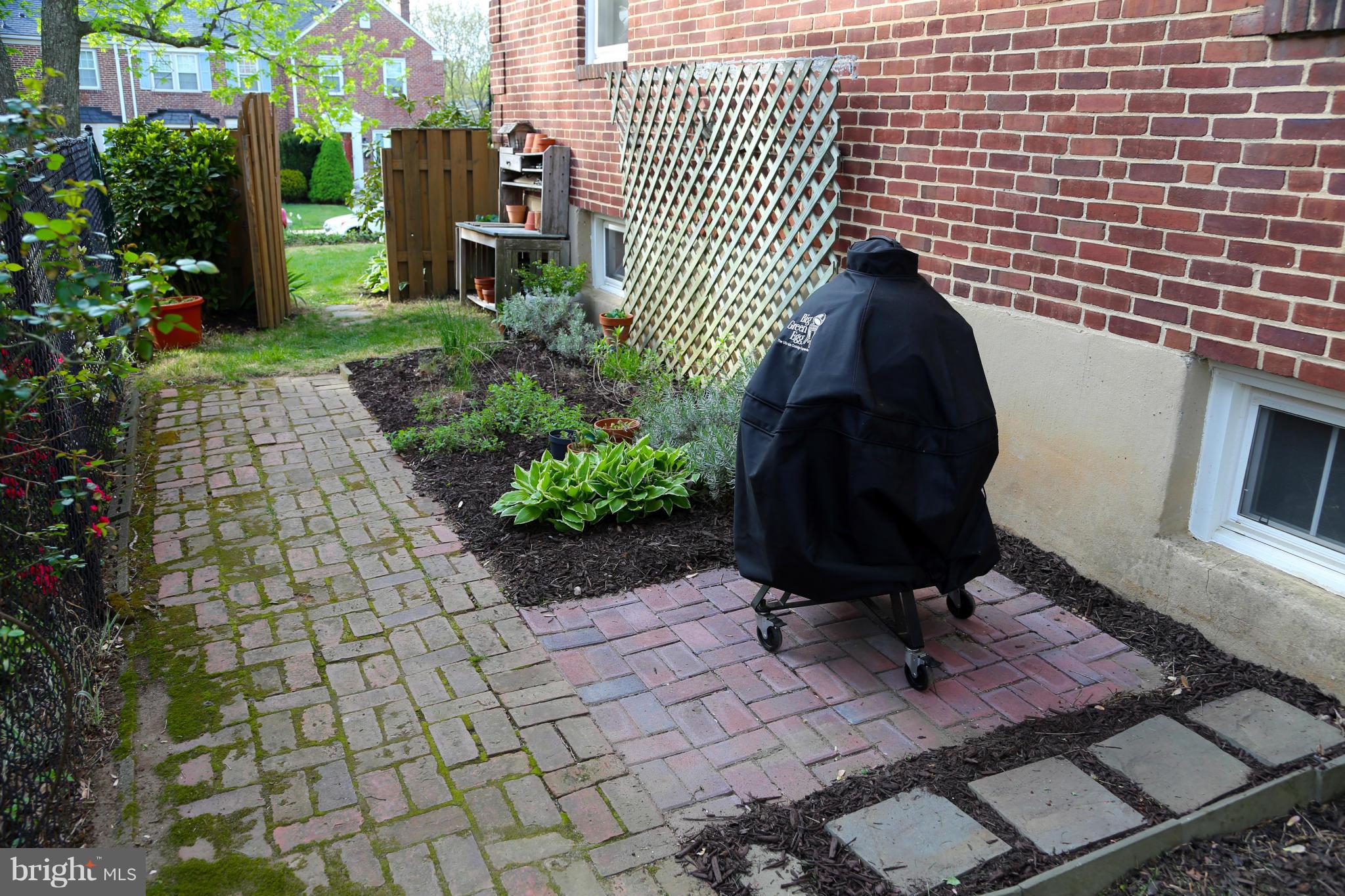 135 Brandon Road Baltimore, MD 21212 - Photo 22 of 23 Side yard
