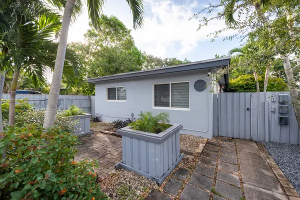 $1,800 | 1528 Northeast 33rd Street, Oakland Park, FL 33334