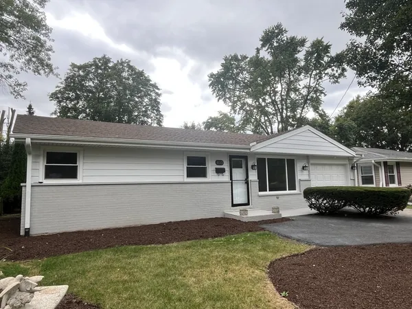 $449,900 | 403 Burlington Avenue, Clarendon Hills, IL 60514