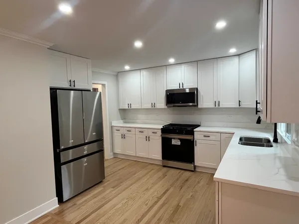 $449,900 | 403 Burlington Avenue, Clarendon Hills, IL 60514