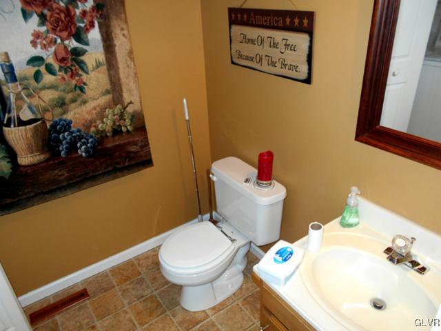 671 Batts Switch Road Pen Argyl, PA 18072 - Photo 12 of 20 Gallery Image 12