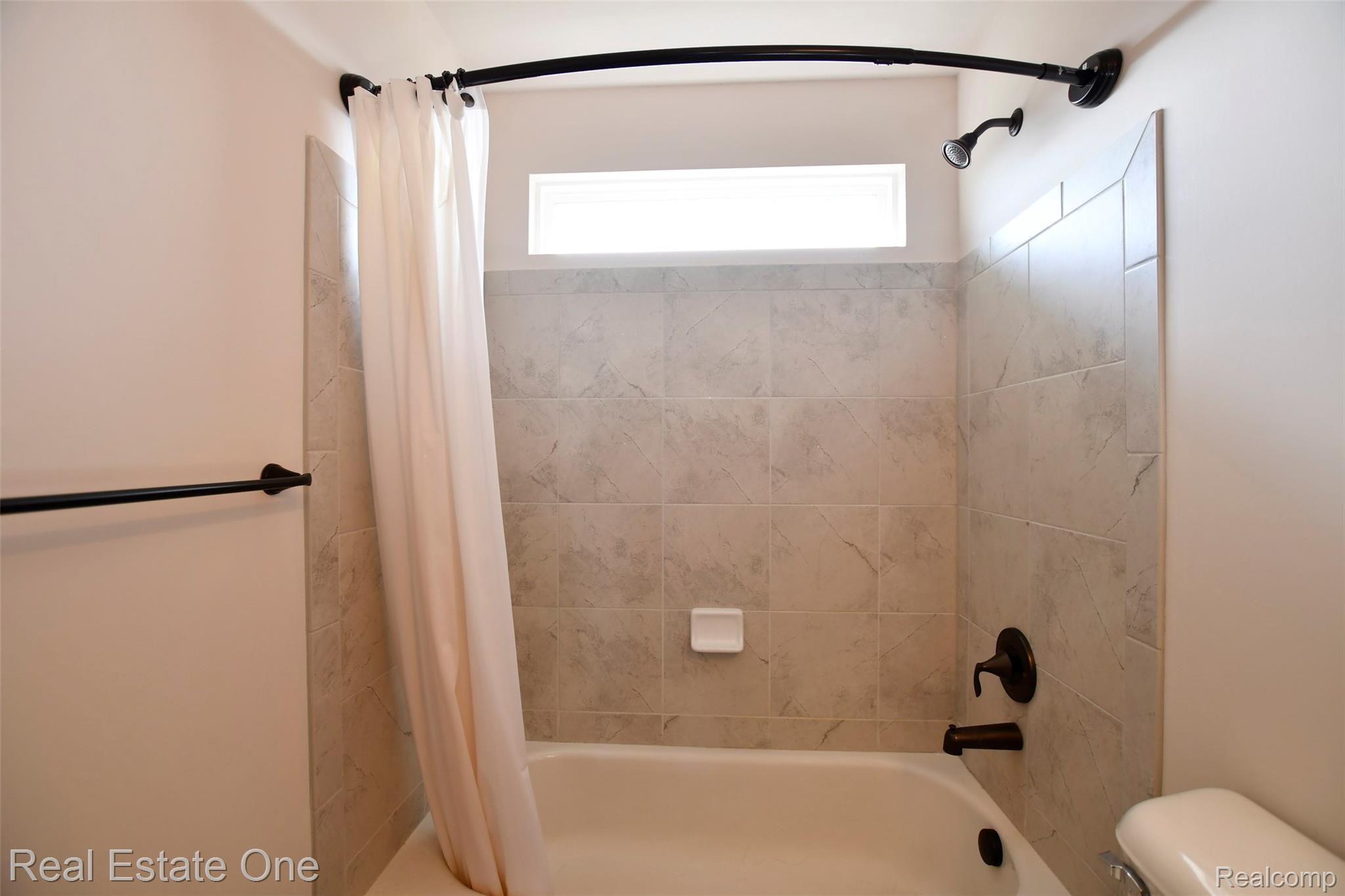 3087 Curtis Road Wixom, MI 48393 - Photo 25 of 36 Guest Full Bathroom2.jpg