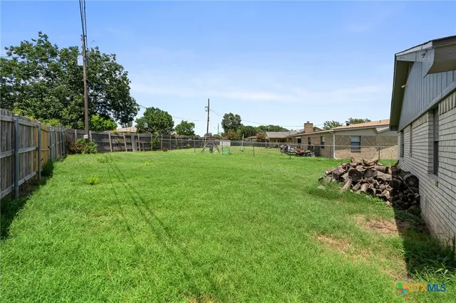 a view of a backyard