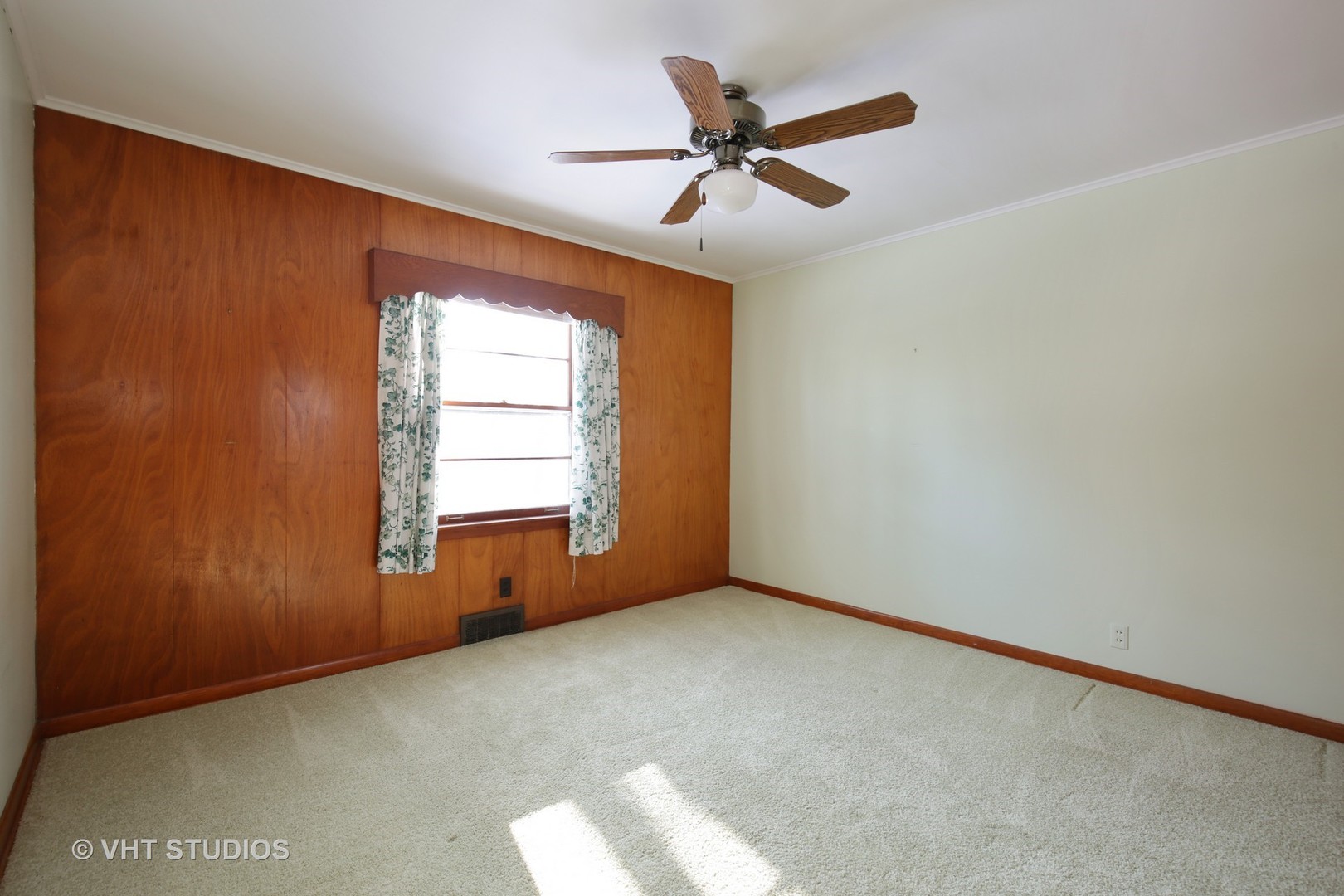 40W519 Bowes Road Elgin, IL 60124 - Photo 4 of 20