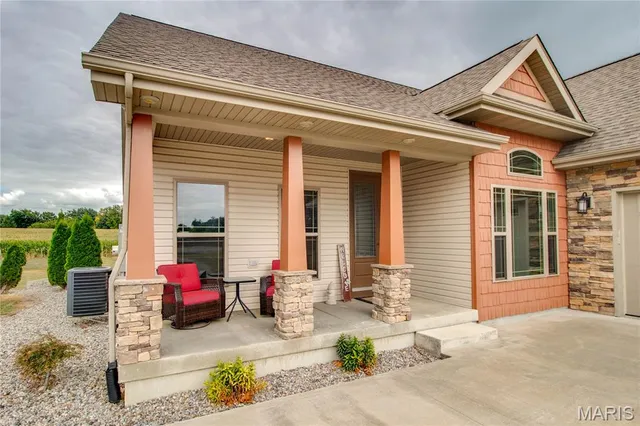 $899,000 | 7592 Vonnahmen Road, Alton, IL 62002