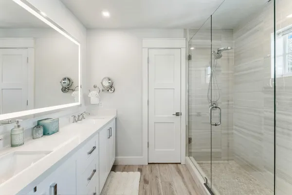 a en suite spacious bathroom with a granite countertop shower