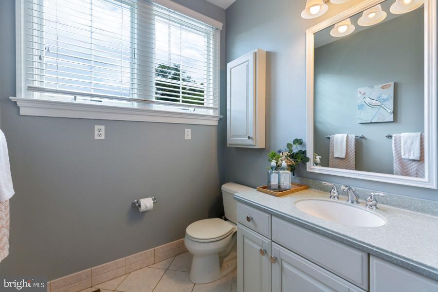 813 Loveland Road Moorestown, NJ 08057 - Photo 30 of 45 Full Bathroom serves Bedrooms 5 and 6 over Garage