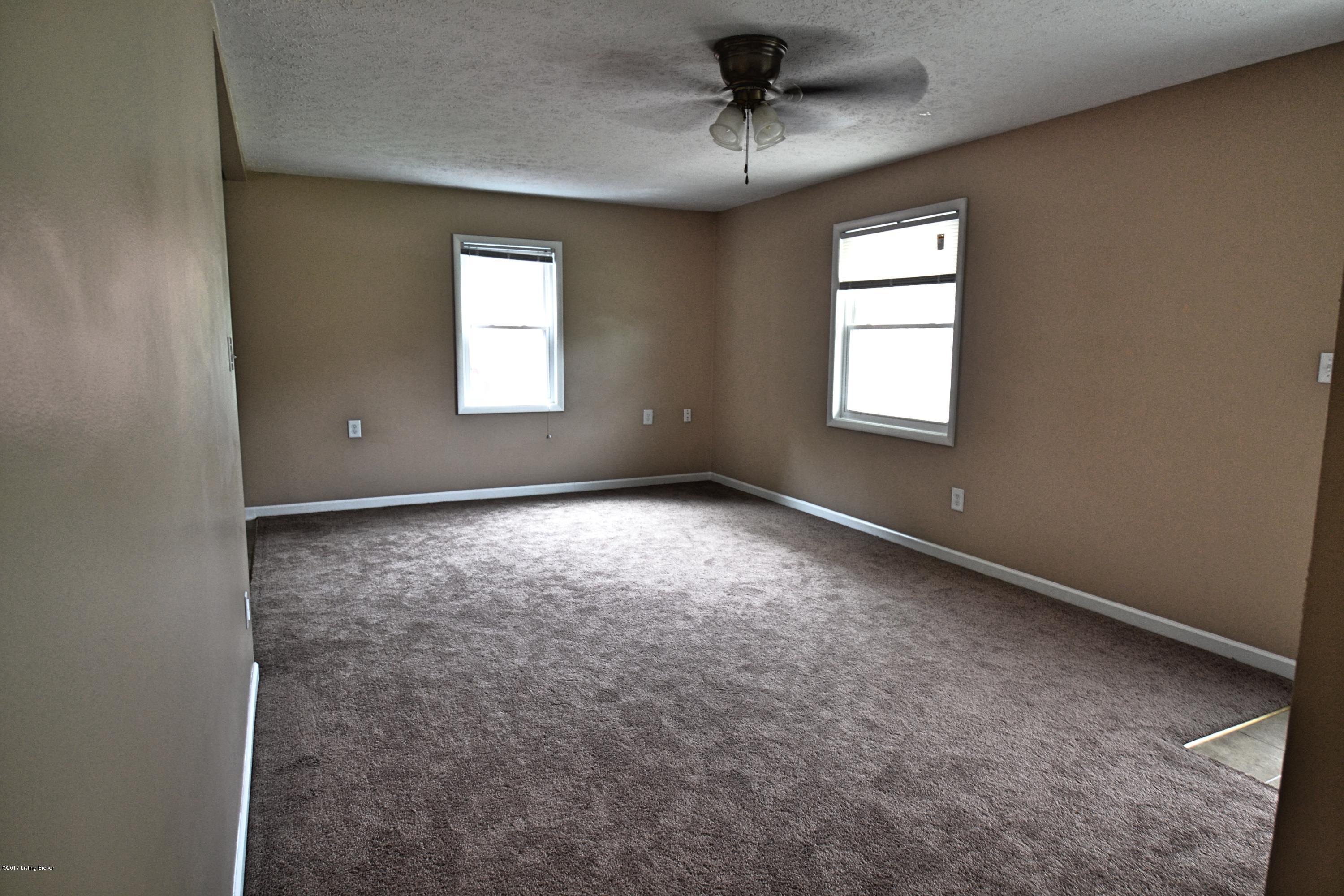 394 Beechland Road Louisville, KY 40229 - Photo 5 of 21 Living room