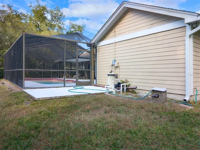 a view of yard with green space