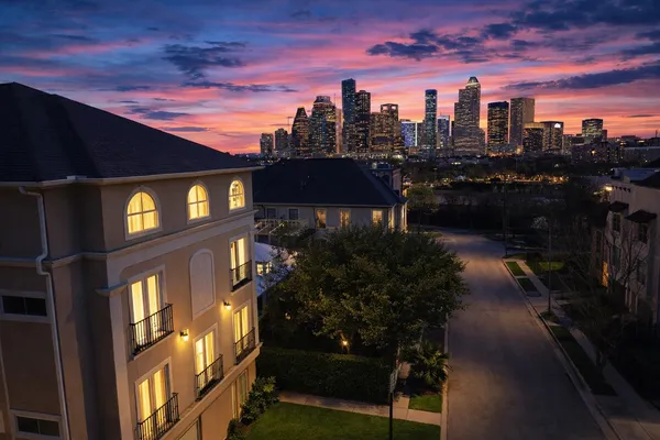 $1,950 | 314 West Bell Street, Unit 201, Houston, TX 77019