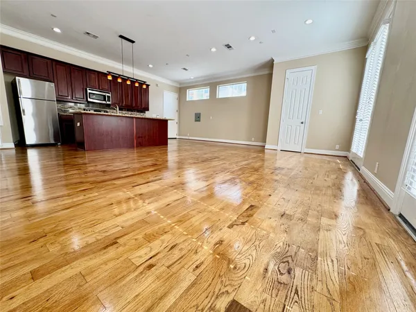 $1,950 | 314 West Bell Street, Unit 201, Houston, TX 77019