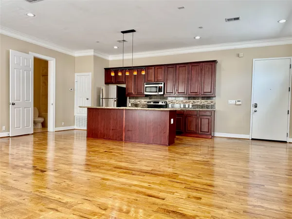 $1,950 | 314 West Bell Street, Unit 201, Houston, TX 77019