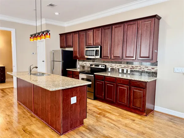$1,950 | 314 West Bell Street, Unit 201, Houston, TX 77019