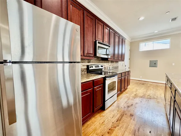 $1,950 | 314 West Bell Street, Unit 201, Houston, TX 77019
