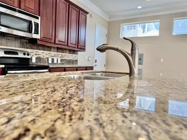 $1,950 | 314 West Bell Street, Unit 201, Houston, TX 77019