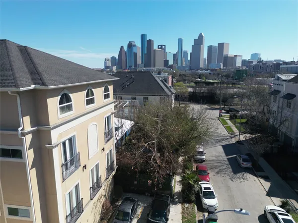 $1,950 | 314 West Bell Street, Unit 201, Houston, TX 77019
