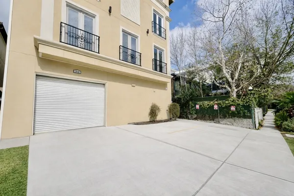 $1,950 | 314 West Bell Street, Unit 201, Houston, TX 77019