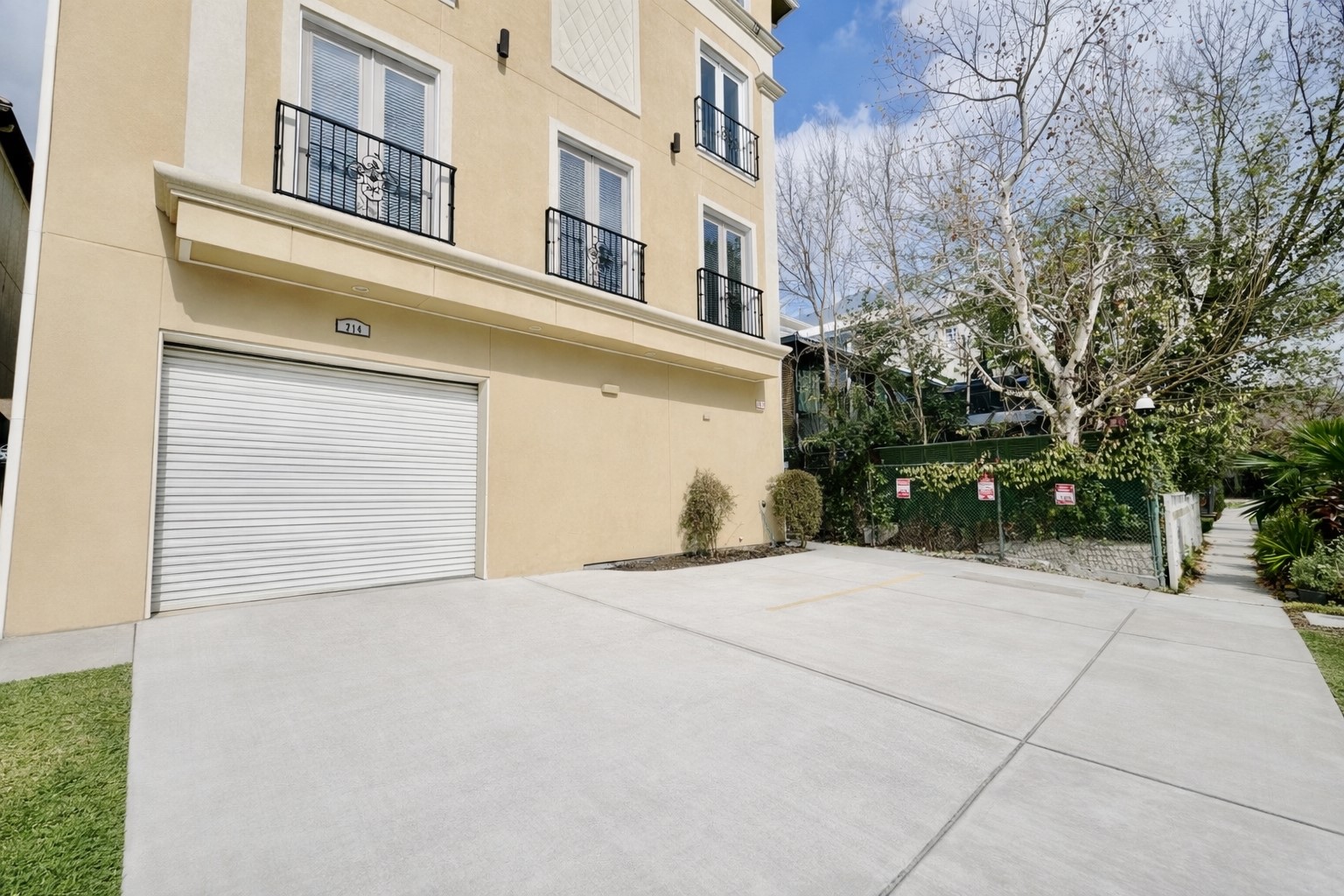 314 West Bell Street, Unit 201 Houston, TX 77019 - Photo 4 of 32 a view of a building with a outdoor space