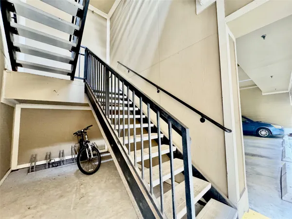 $1,950 | 314 West Bell Street, Unit 201, Houston, TX 77019